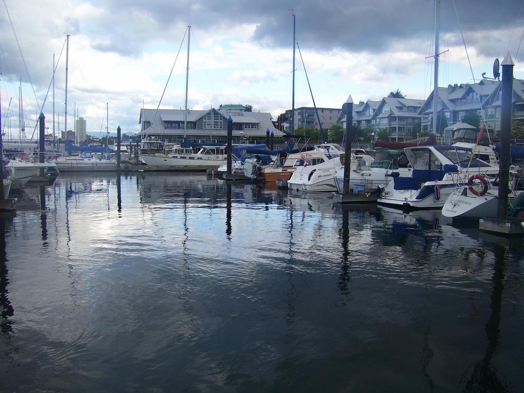 Bed and Breakfast At Nautica Tigh Private Keypad Entrances Qualicum Beach Exterior foto