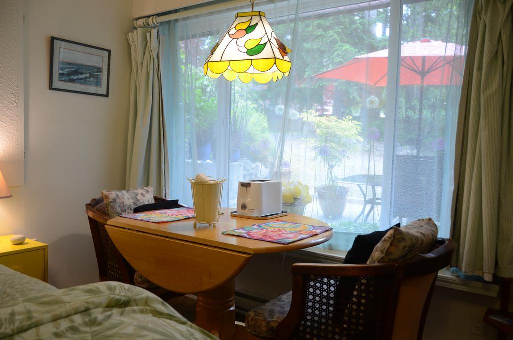 Bed and Breakfast At Nautica Tigh Private Keypad Entrances Qualicum Beach Exterior foto