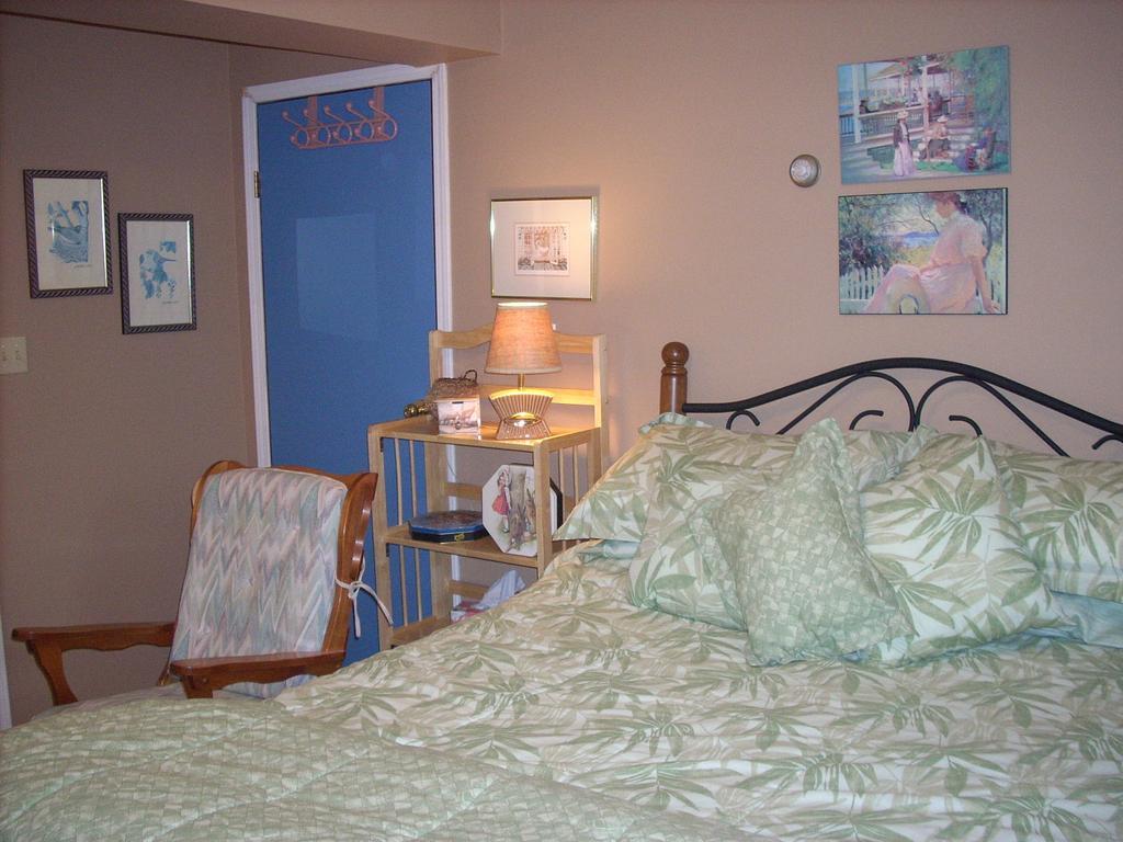Bed and Breakfast At Nautica Tigh Private Keypad Entrances Qualicum Beach Zimmer foto